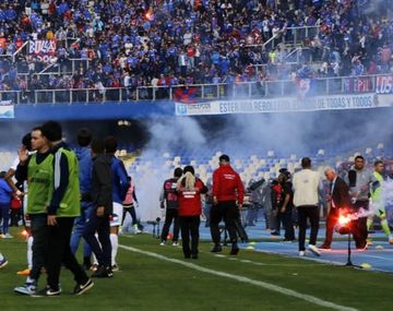 Graves incidentes en el clásico de Chile: piden la suspensión del fútbol