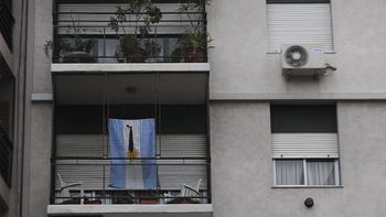 Una bandera argentina con crespón negro en el departamento de la familia Videla