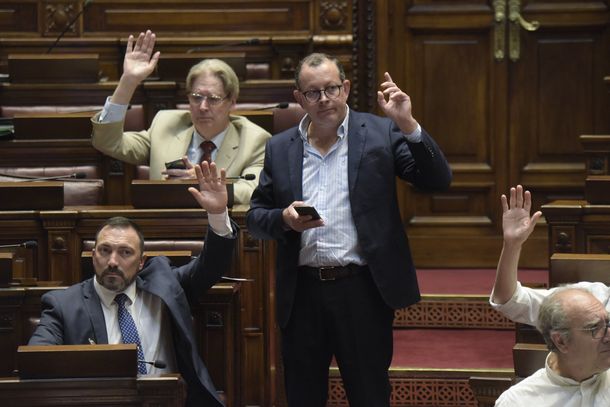 Cabildo Abierto busca votar el aumento a los sueldos más bajo de los militares en la Cámara de Diputados.