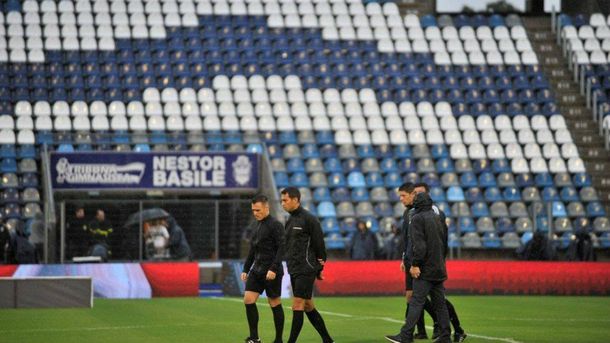 Facundo Tello revisaba el campo de juego del Zerrillo antes de suspenderlo