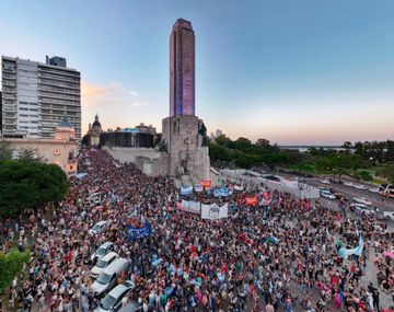 Masiva movilización en Rosario y Córdoba para rechazar el DNU de Milei