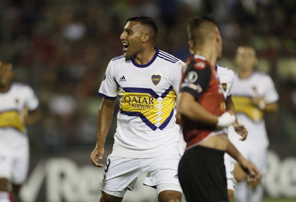 Wanchope &Aacute;bila celebra el primer gol de Boca ante Caracas