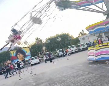 Colapsó un juego en un parque de diversiones: las personas salieron volando