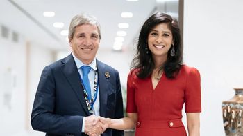 Luis Caputo junto a Gita Gopinath.