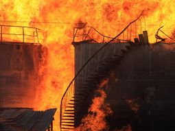 un incendio destruyo gran parte de una refineria de brasil un incendio destruyo gran parte de una refineria de brasil
