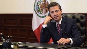 Enrique Peña Nieto hablando por teléfono Enrique Peña Nieto hablando por teléfono