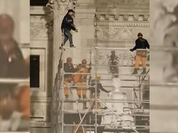 Un hombre se trepó por un andamio en la fachada del Congreso