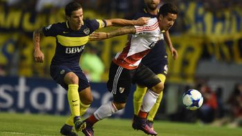Gago y Driussi disputan la pelota durante el último choque en Mar del Plata Gago y Driussi disputan la pelota durante el último choque en Mar del Plata