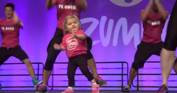 Tiene 5 años, una particular enfermedad y es furor bailando zumba