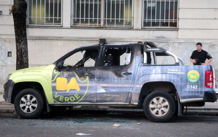 Los manteros volvieron a cortar las calles y provocaron destrozos en Once