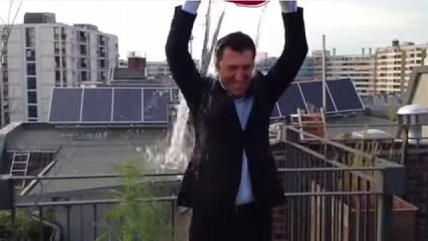 Investigan a un diputado por la planta de marihuana que se ve en su #IceBucketChallenge