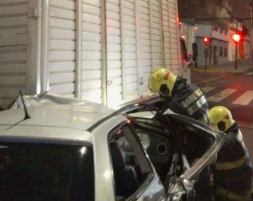 Fuerte choque en Flores: un auto se incrustó en un camión
