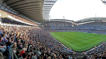 Evacúan el Etihad Stadium antes del City-Barcelona por una falsa alarma Evacúan el Etihad Stadium antes del City-Barcelona por una falsa alarma