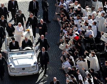 Un jeep abierto en lugar del papamóvil blindado para el Papa