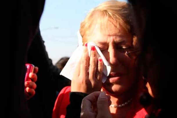 Un hombre escupió a Bachelet en la cara durante acto político