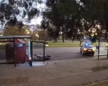 Tragedia en Recoleta: un motociclista murió tras chocar contra una parada de colectivos