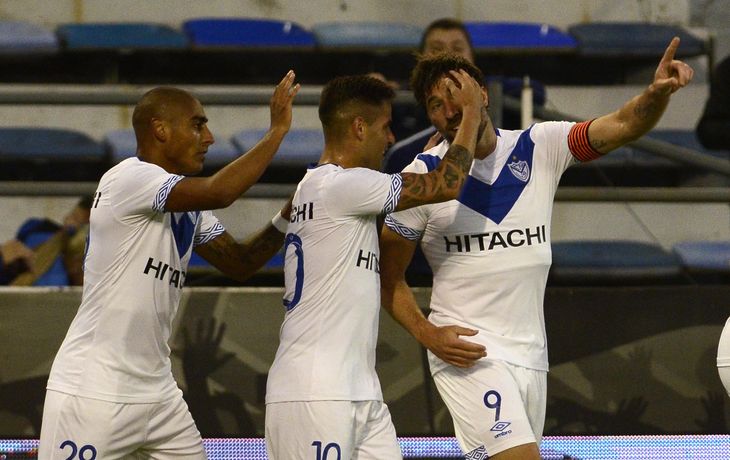 Pavone celebra su tanto, el primero del Fortín