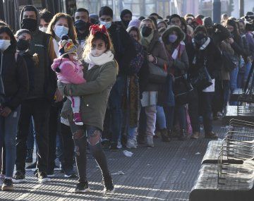 Largas filas y bronca: miles de pasajeros perjudicados por baja de frecuencia de colectivos