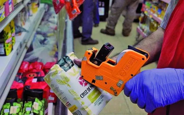 La suba del dólar empuja los precios: minoristas ya reciben listas con fuertes aumentos