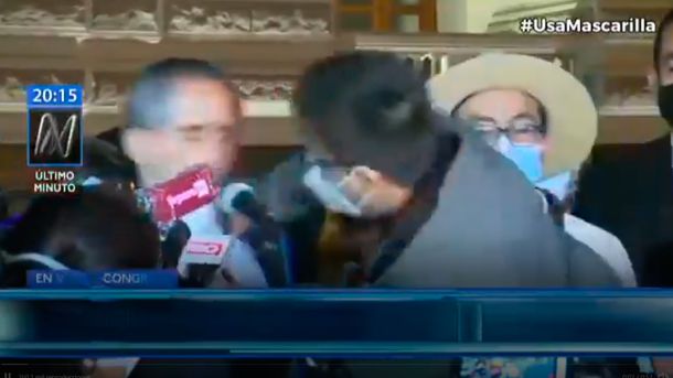 VIDEO: Brutal ataque a un diputado tras la destitución de Vizcarra como presidente en Perú