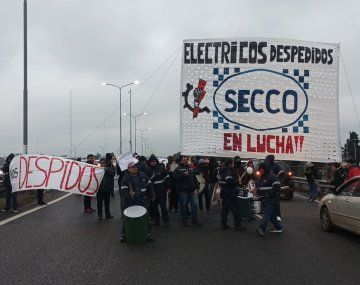 Trabajadores de Industrias Secco cortan el Camino del Buen Ayre en protesta por despidos