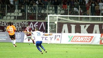 un arquero argentino debuto en grecia con un error, lo golpearon y despidieron un arquero argentino debuto en grecia con un error, lo golpearon y despidieron