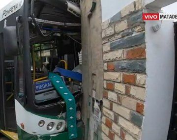 Un colectivo quedó incrustado en una cochera tras chocar con un camión que se dio a la fuga