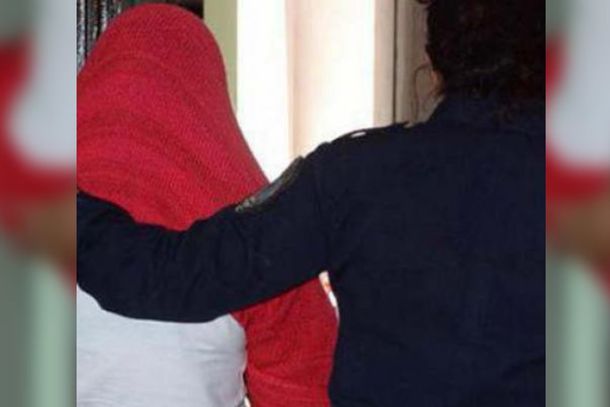 Dio a luz, estranguló a su bebé, y lo tiró en una zanja: los perros lo desmembraron