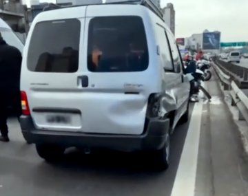 Choque múltiple en la Autopista 25 de Mayo involucró a ocho autos