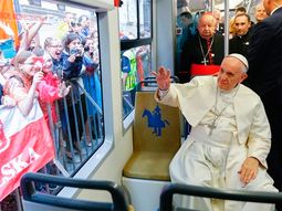 como un ciudadano mas, francisco se toma el tranvia en cracovia como un ciudadano mas, francisco se toma el tranvia en cracovia