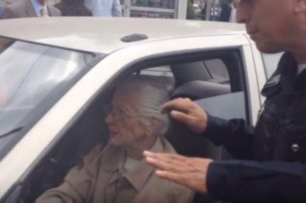 Rápida y furiosa: abuela atropelló a ciclista, no le hizo caso a la policía y se fugó