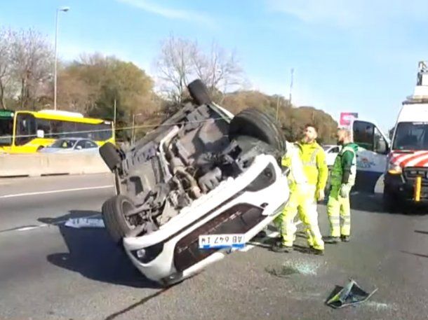 Impresionante choque y vuelco en Panamericana: hay al menos tres heridos