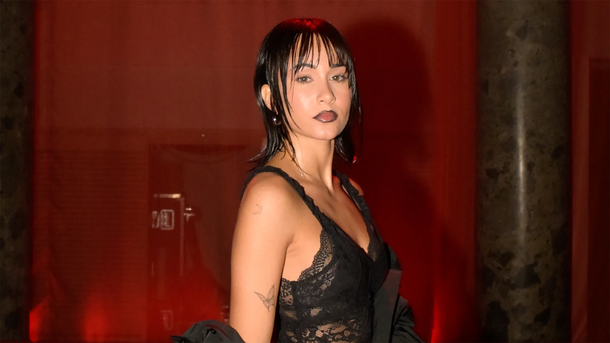 Aitana deslumbró a sus seguidores con una microbikini tejida bicolor