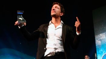 Nico Vázquez señala al cielo dedicándole el premio Estrella de Mar a su fallecido hermano Santiago Nico Vázquez señala al cielo dedicándole el premio Estrella de Mar a su fallecido hermano Santiago