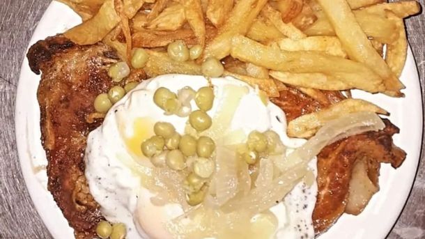 Los cortes de carne de primer nivel vienen acompañados por guarniciones abundantes en este bodegón. Los cortes de carne de primer nivel vienen acompañados por guarniciones abundantes en este bodegón.