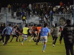 Batalla campal en Estudiantes de Río Cuarto vs. Central Córdoba