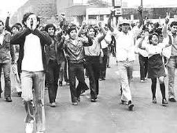 En 1971 sucede la ‘Matanza del Jueves de Corpus’, un grupo del Ejército conocido como ‘Los halcones’ reprime manifestaciones estudiantiles causando 120 muertes. En 1971 sucede la ‘Matanza del Jueves de Corpus’, un grupo del Ejército conocido como ‘Los halcones’ reprime manifestaciones estudiantiles causando 120 muertes.