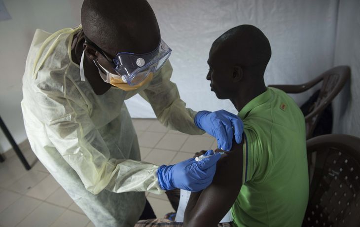 Desarrollan la primera vacuna contra el ébola cien por ciento eficaz