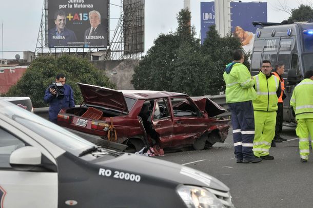 Escaparon de un control policial y chocaron: un muerto y seis heridos