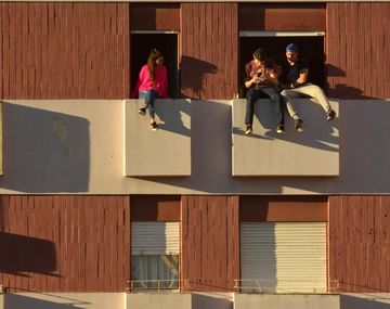 El temerario juego de tres jóvenes en Bahía. Foto: Gentileza diario La Nueva.&nbsp;