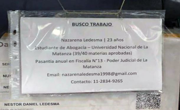 Un taxista colgó el CV de su hija en el respaldo y se sorprendió