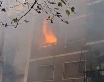 Voraz incendio en un edificio de Flores: fueron atendidas cuatro personas