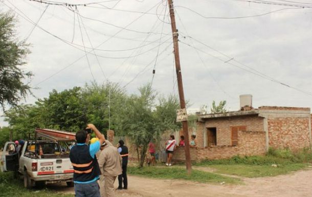 Murió electrocutado por querer colgarse para mirar el Superclásico