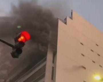 Voraz incendio en un edificio de Belgrano dejó al menos dos personas atrapadas