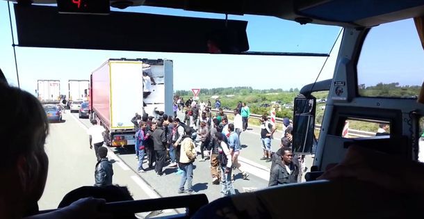 VIDEO: El desesperado intento de 30 inmigrantes por cruzar la frontera del Reino Unido