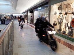 Motochorros puertas adentro roban en un shopping