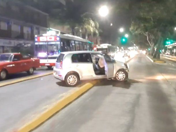 Persecución policial y choque en Vicente López: un auto quedó atravesado en el Metrobus