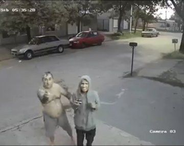 Sorprendió a un ladrón y lo hizo mirara a cámara amenazándolo con un machete