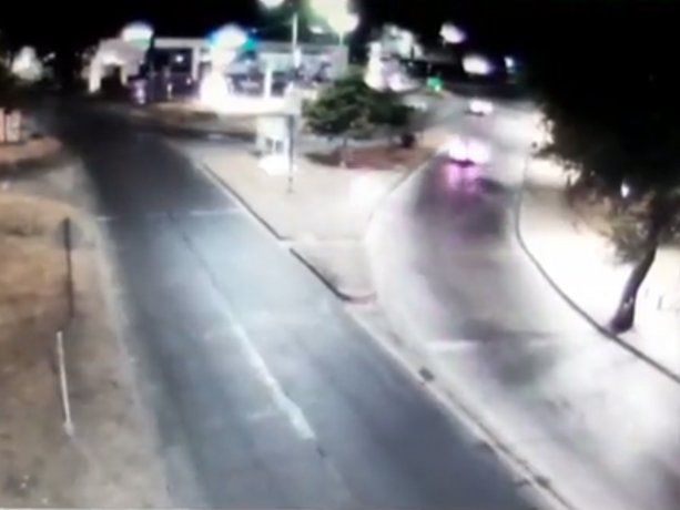 Motoquero le pegó a un automovilista, huyó a toda velocidad y se mató al chocar contra un árbol