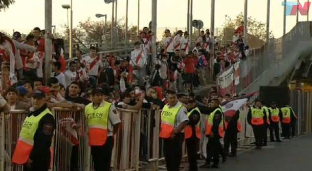 Banderazo: los hinchas de River apoyaron al plantel antes del Superclásico